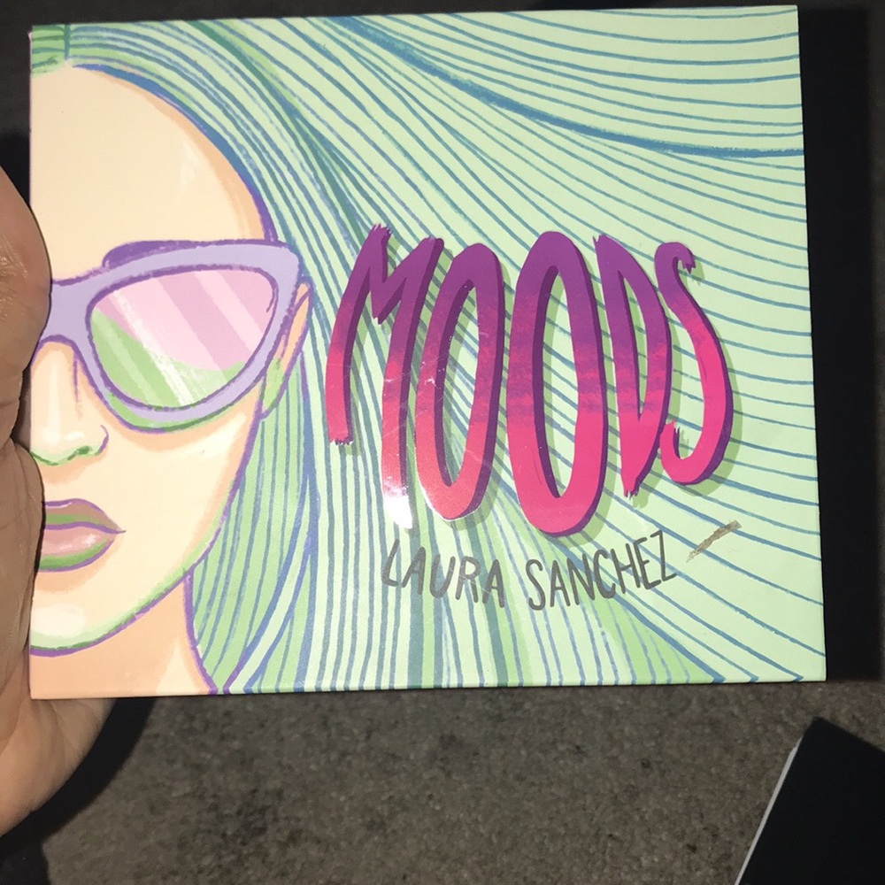 Eyeshadow pallete and highlighter